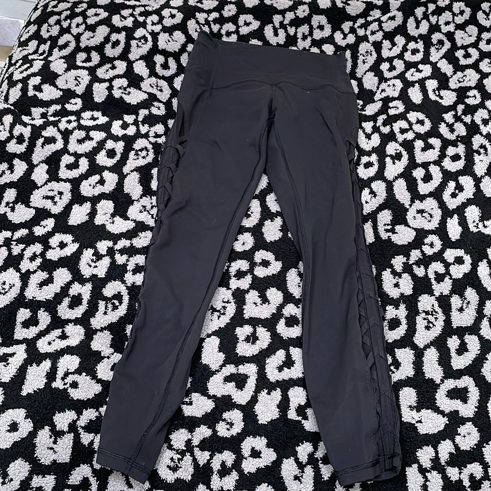 Lululemon side-mesh pattern leggings